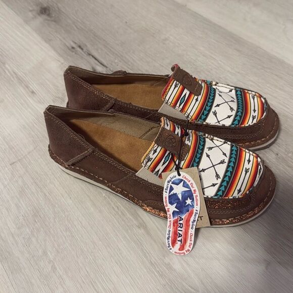 NWT- Ariat- Cruiser slip on shoe- ROSE GOLD/ ARROW PRINT- Size 10 - Picture 4 of 9